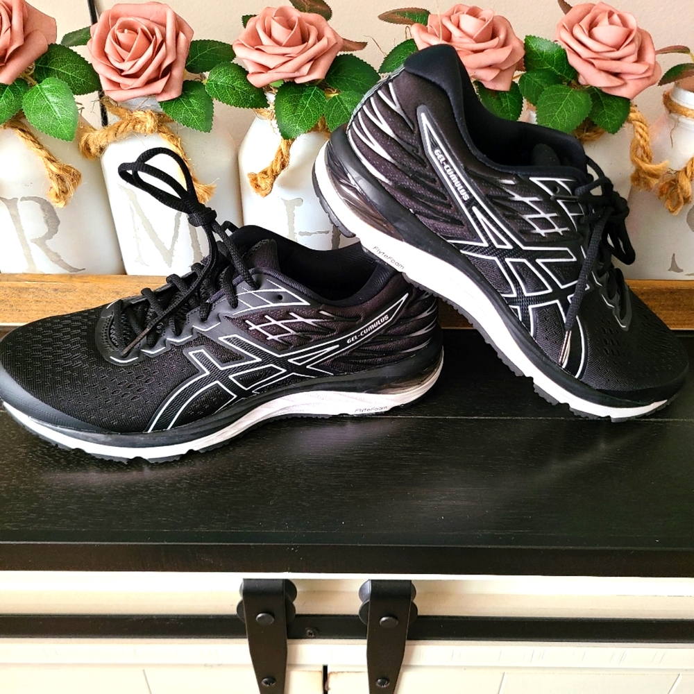 Women shoes Asics Gel-comulus (Size 11 )